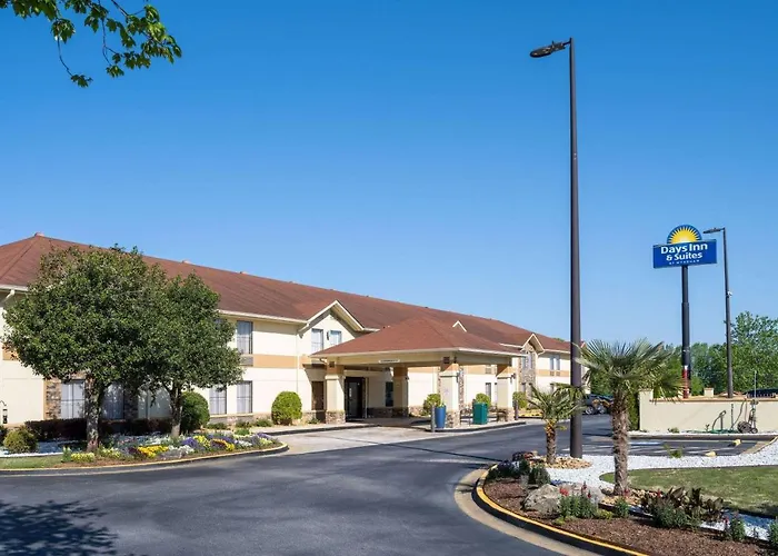 Days Inn & Suites By Wyndham Commerce
