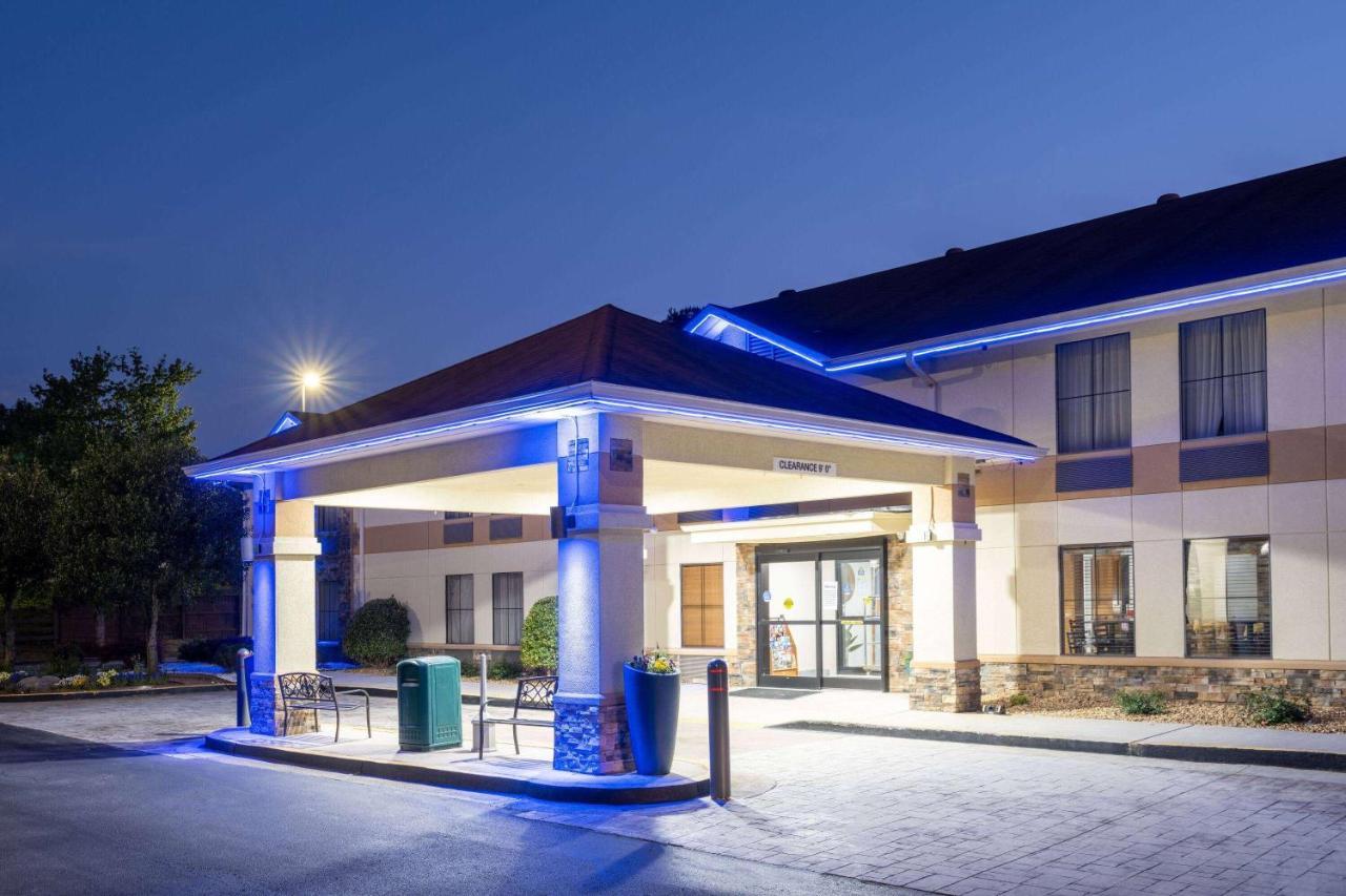 Hotel Days & By Wyndham Commerce