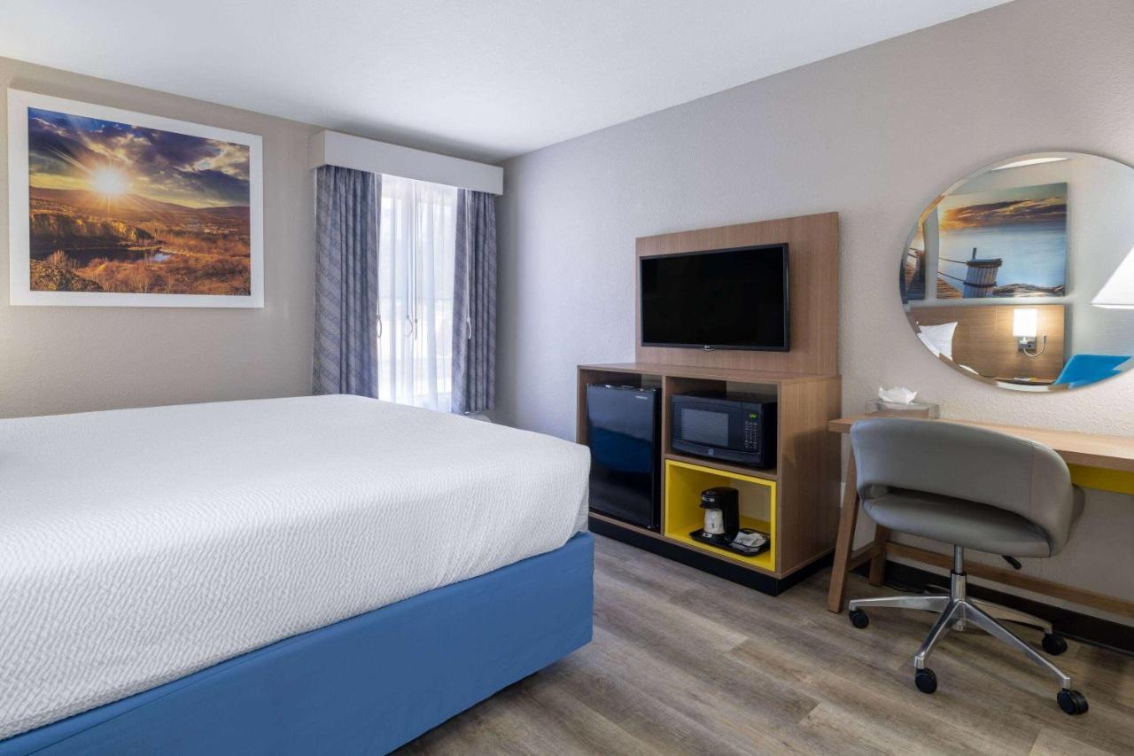 Hotel Days & By Wyndham